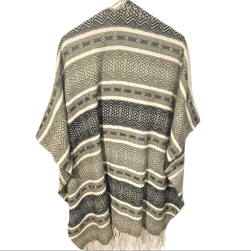 Torrid‎ One Size Knit Over The Shoulder Wrap Sweater Shawl Stripe Fringe - Picture 4 of 4